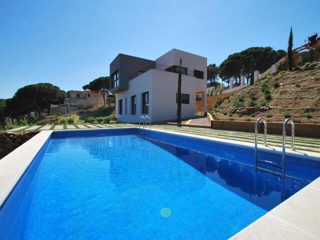 Gorgeous, private modern villa with sea view gallery image 5