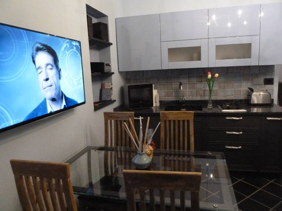 kitchen..a flat TV 40 "