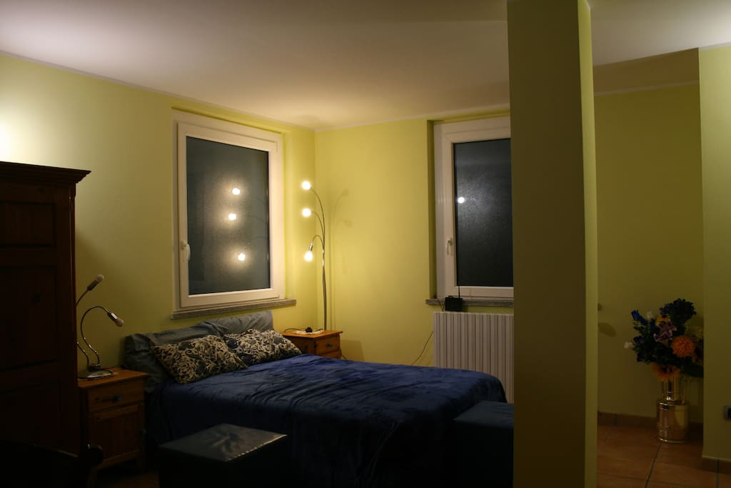 Letto matrimoniale.
Queen size bed.
