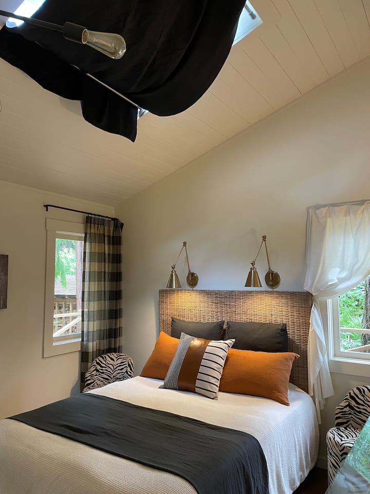 Një hapësirë për të lexuar, për të punuar në kompjuter, shumë hapësirë për të varur dhe për të ruajtur rrobat dhe për të fjetur rehat.