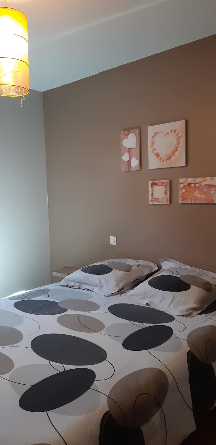 חדר שינה עם 160 מיטות עם נוף לגינת המרפסת