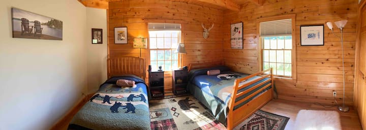 Dormitorio 2 en la planta baja: 1 completo, 1 individual