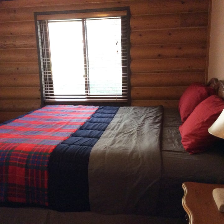 ... მშვიდად დაიძინეთ საწოლ ოთახში, საიდანაც ტყის ხედი იშლება.