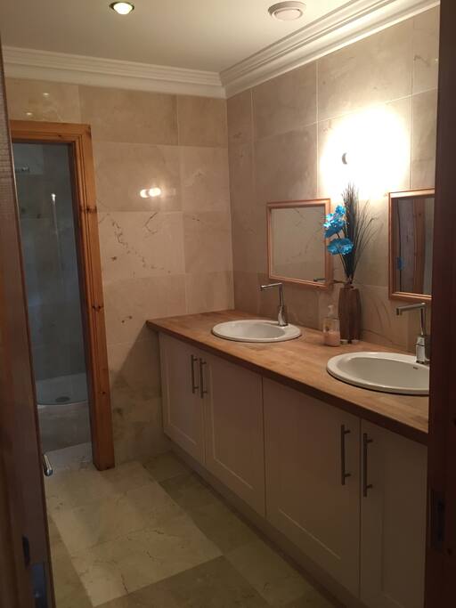 Double sink vanity unit