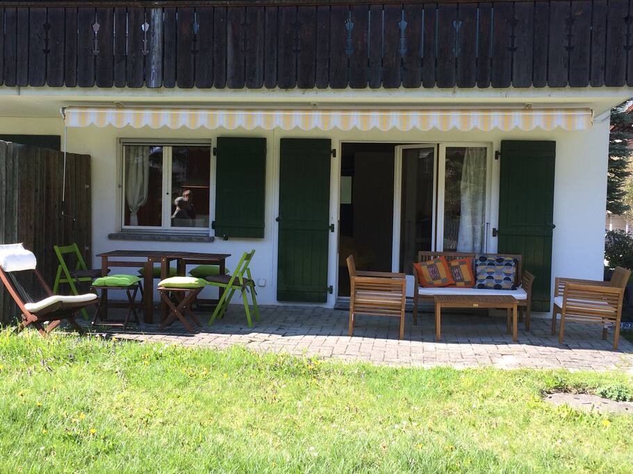 meubles et table de jardin à disposition