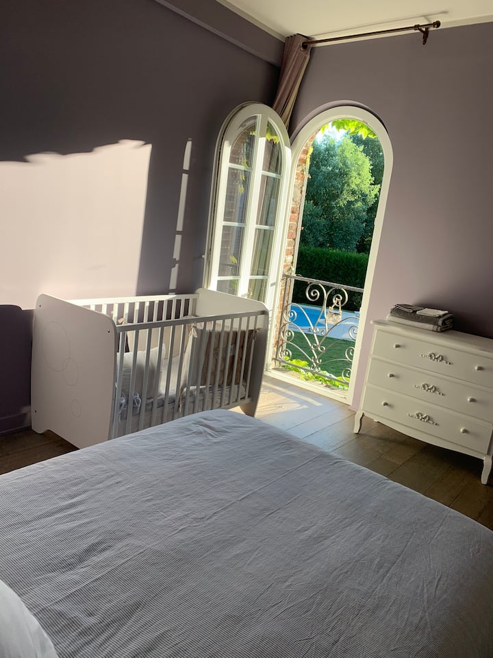 5/blaues Zimmer (12m2) - Bad und WC gemeinsam mit dem grauen Zimmer.
Entweder 1 Queensize-Bett oder 2 Einzelbetten 
2 Personen 