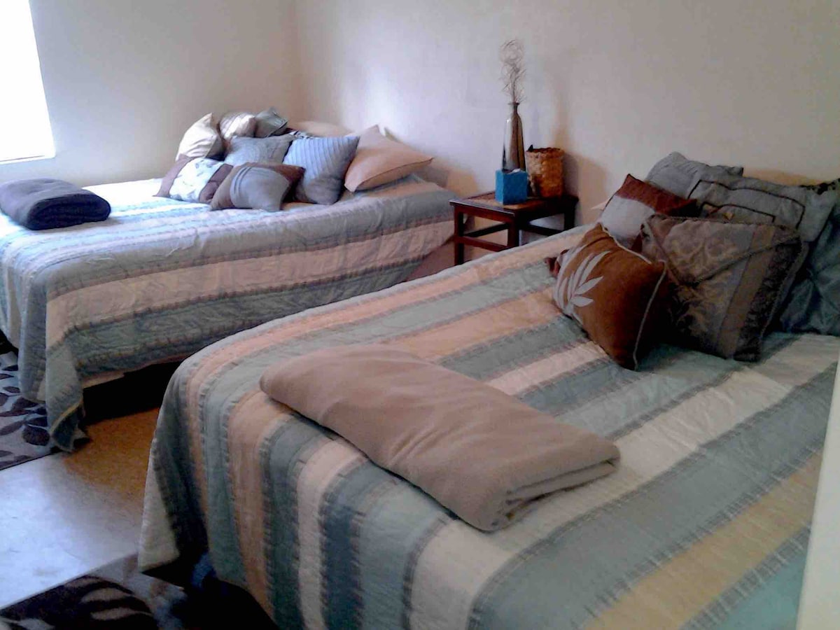 שתי מיטות קווין סייז.