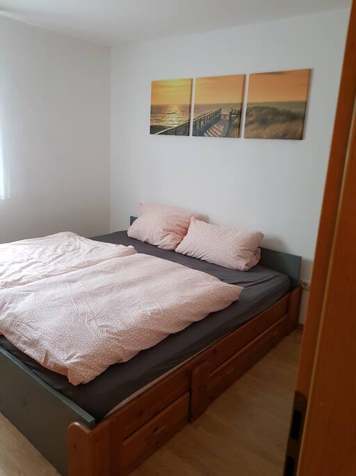 Schlafzimmer mit Doppelbett