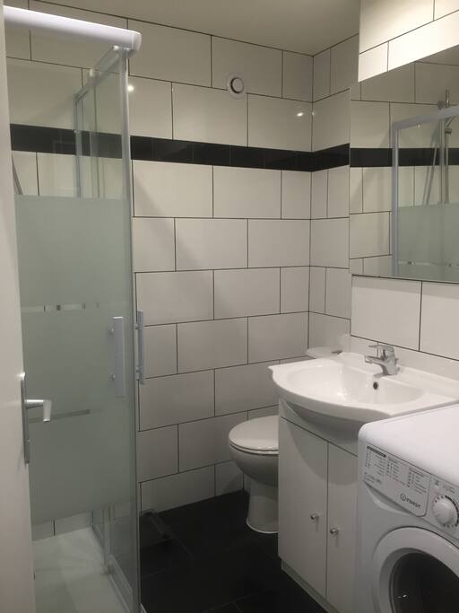 salle de bain avec lave linge