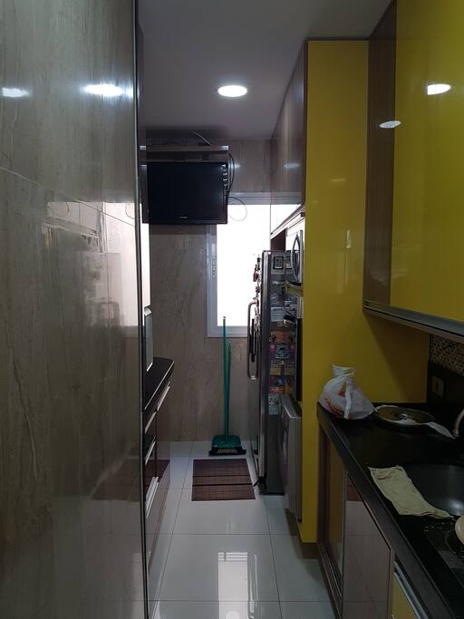 cozinha com tv, micro ondas, forno, cooktop, ar, del side by side, laca loucas