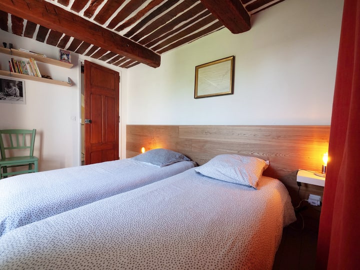 ห้องนอนห้องแรกอยู่ชั้น 1 ด้านสวน (2 เตียง 90 ที่สามารถนำมารวมกันได้)