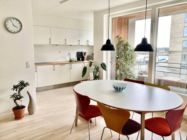 Harborview, canals, balcony, subway to airport gallery image 5