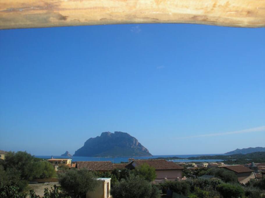 Terrazza attrezzata con tavolo e sedie