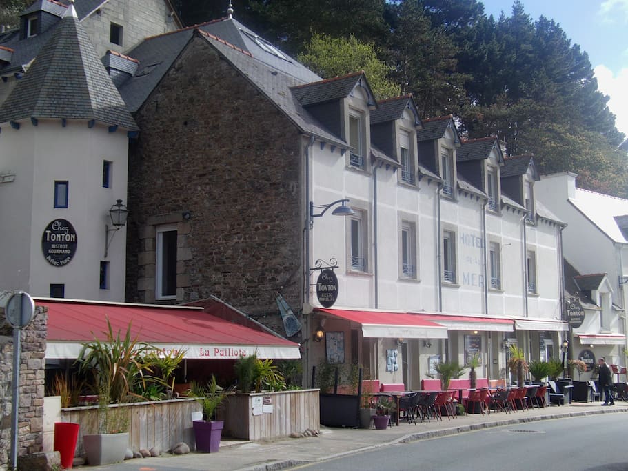 Immeuble avec les stores rouges