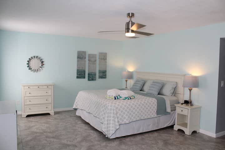 غرفة نوم رئيسية بسرير بمقاس كبير 