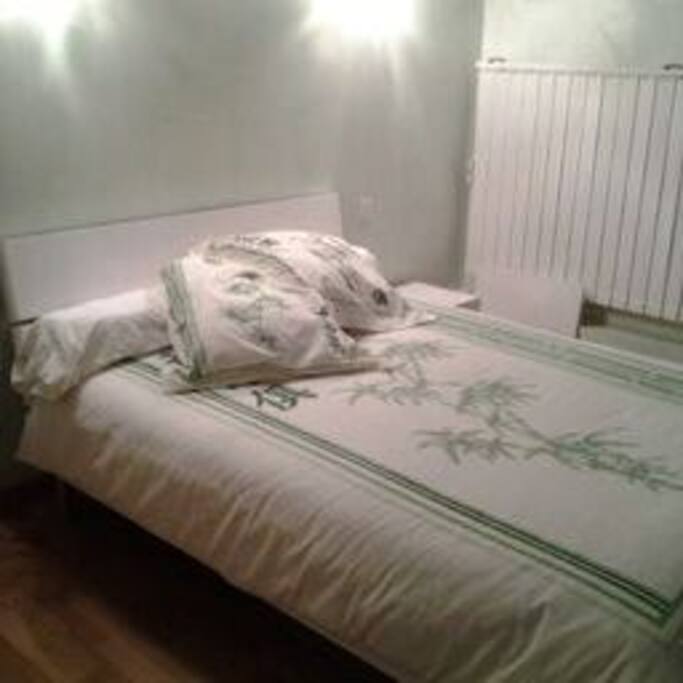 bonne literie , chambre lumineuse