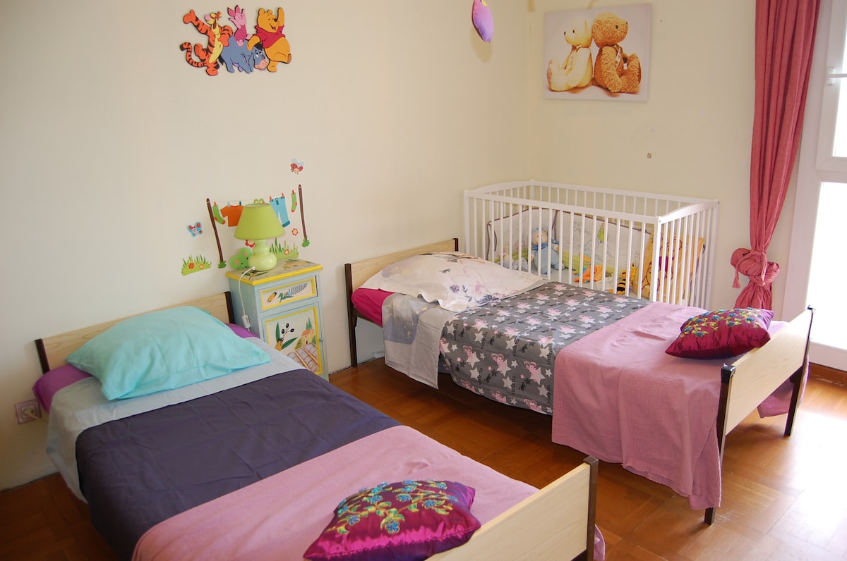 Детска соба 2 кревета и 1 вистински базен за бебиња на горниот 
кат 