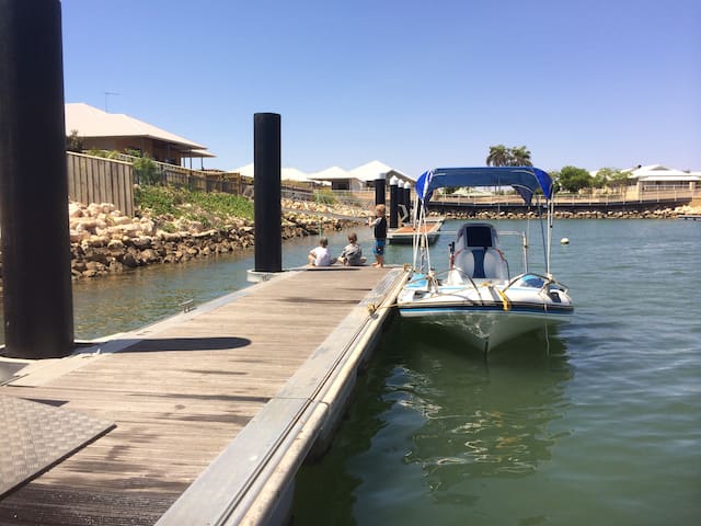 The Carnarvon Luxury Canal Home gallery image 4