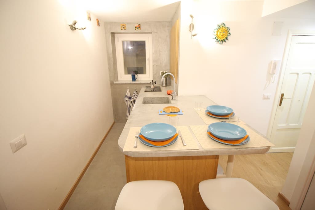Zona cucina con penisola attrezzata