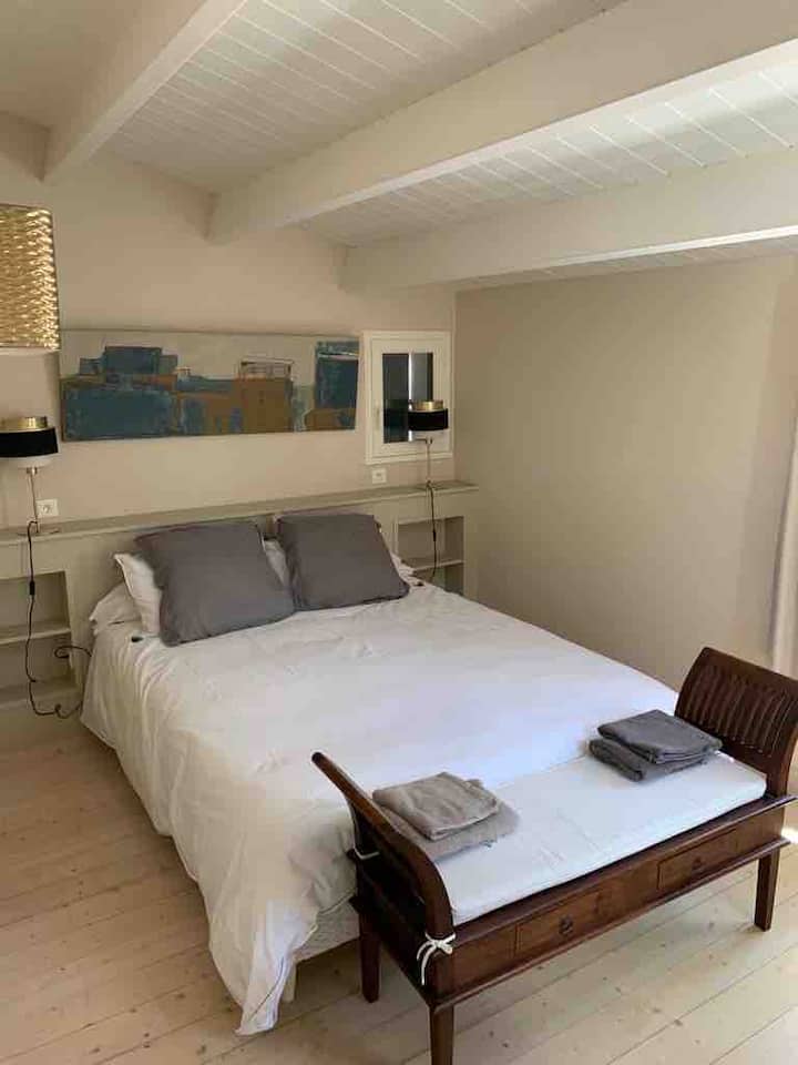 ห้องนอน #1 ชั้นบนมีห้องน้ำในตัว