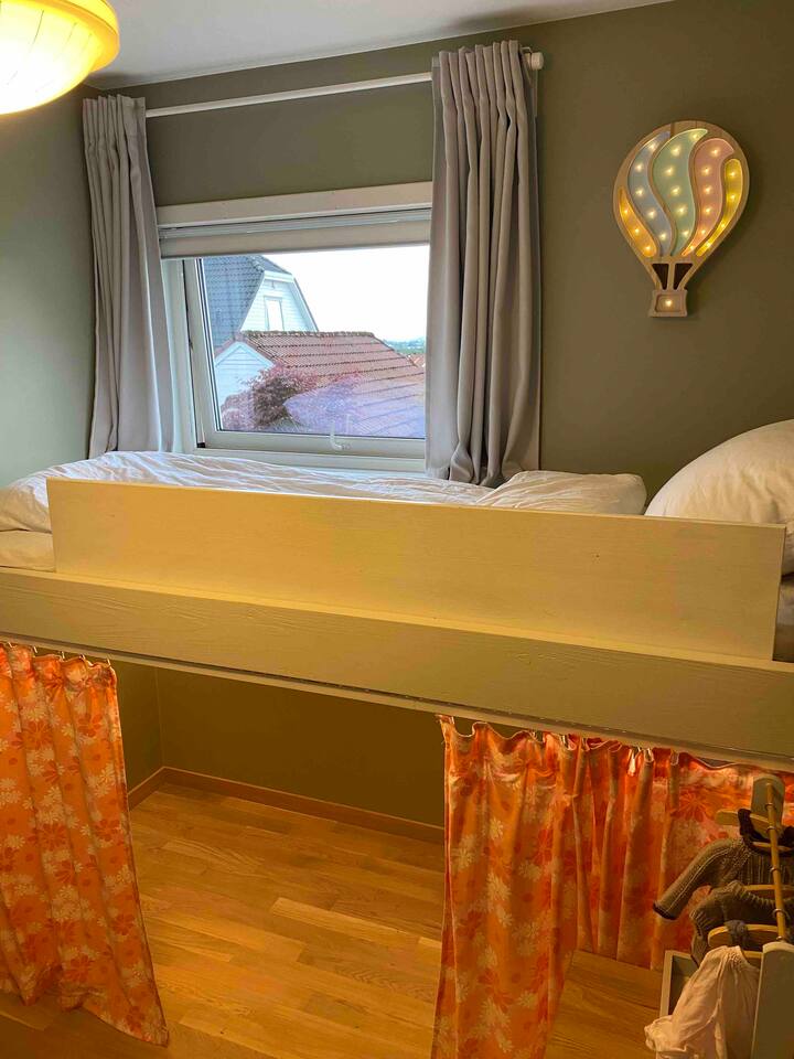 Cama elevada con espacio para colchón en el suelo