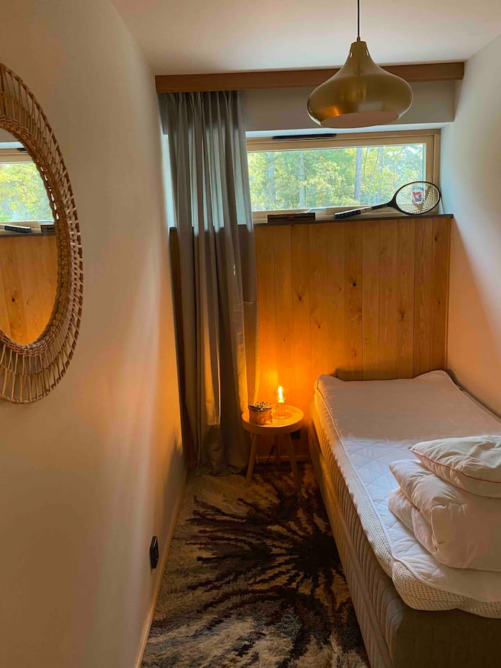 Çdo dhomë gjumi ka dekorin e vet unik, por të njëjtën madhësi. 