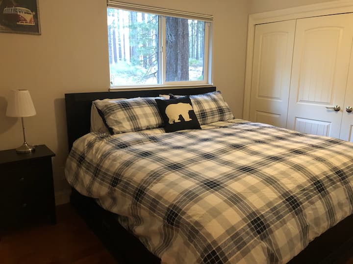 تقع الغرفة في الطابق السفلي وتحتوي على سرير بحجم كبير. 