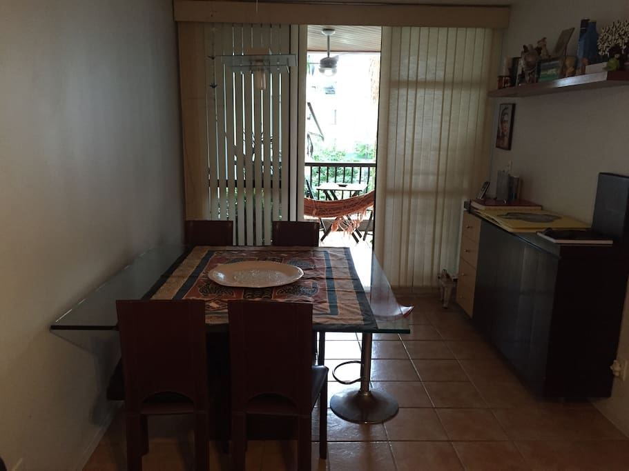 Sala de jantar de frente com vista varanda .