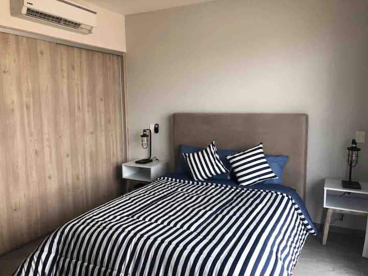 Habitación con una cama queen  y baño completo, la cual puede ser totalmente independiente en caso de requerirse.