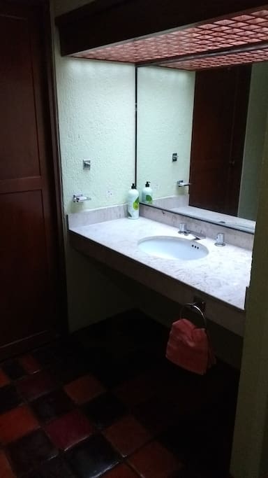 lavabo y tinta de baño con agua caliente y fria