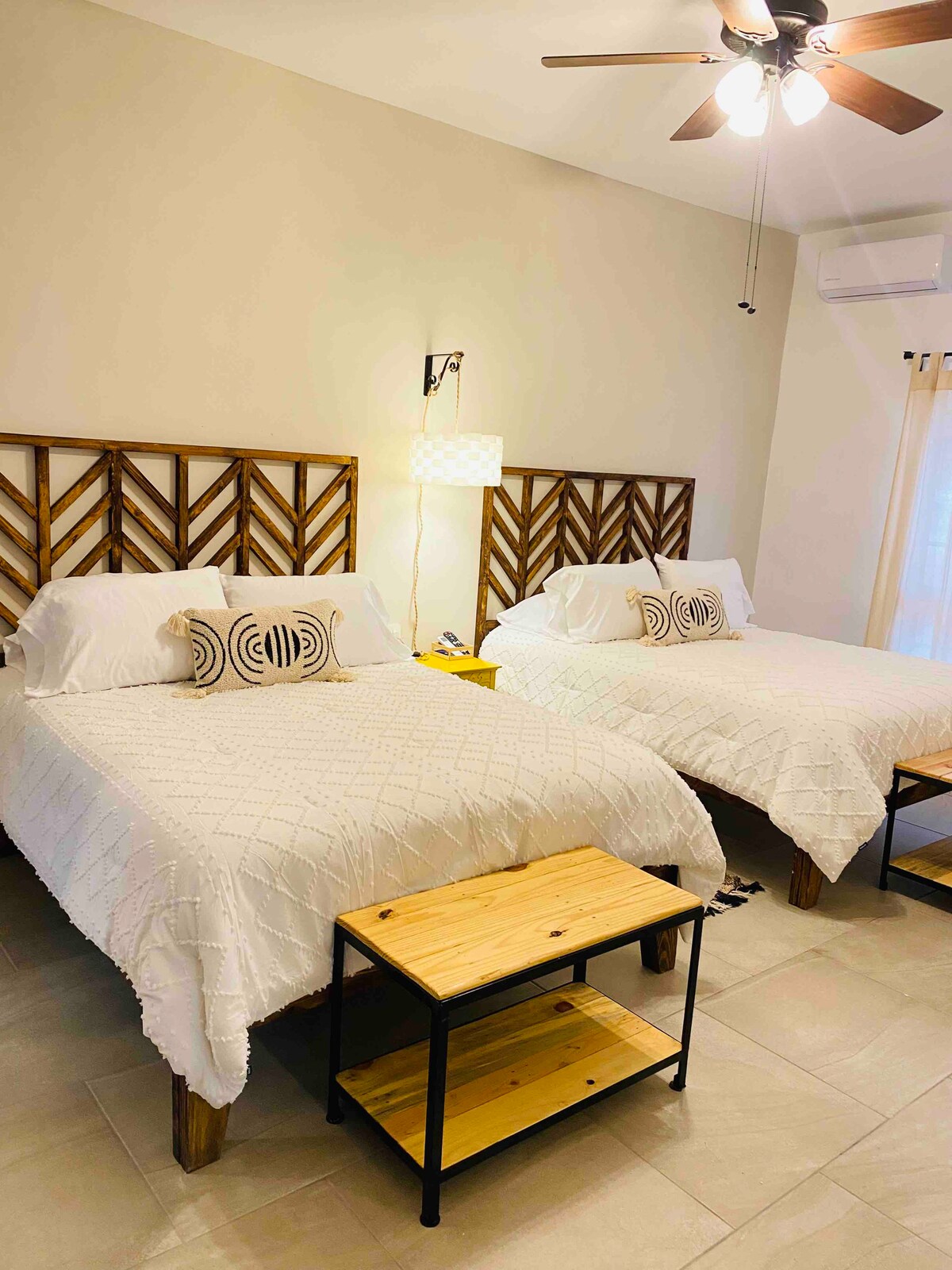 Dhoma e gjumit 4 me dy krevate dopio "queen" dhe televizor kabllor!

Hyr në tarracën e sipërme për të gjithë me korridor ! 