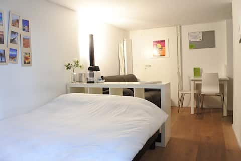 Studio, private garden with beautiful views, wifi