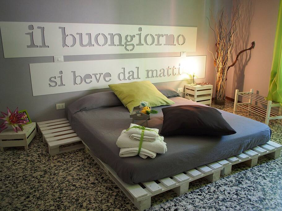 THE GREEN ROOM OF CIAO BELLA is a big double bedroom, colorfull, creative design and forniture