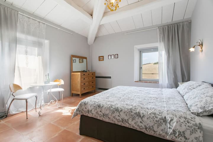 Las habitaciones son muy amplias… y luminosas …lo que es raro para las villas toscanas…
Todas cuentan con un baño particular… ya sea con una ducha… o un baño… o ambos… y un aseo .