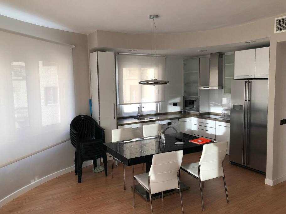 Cocina completa de excelentes calidades(frigorifico americano,griferia de diseño,lavadora,secadora,lavavajillas,iluminancion led excelente con diferenres posiciones)