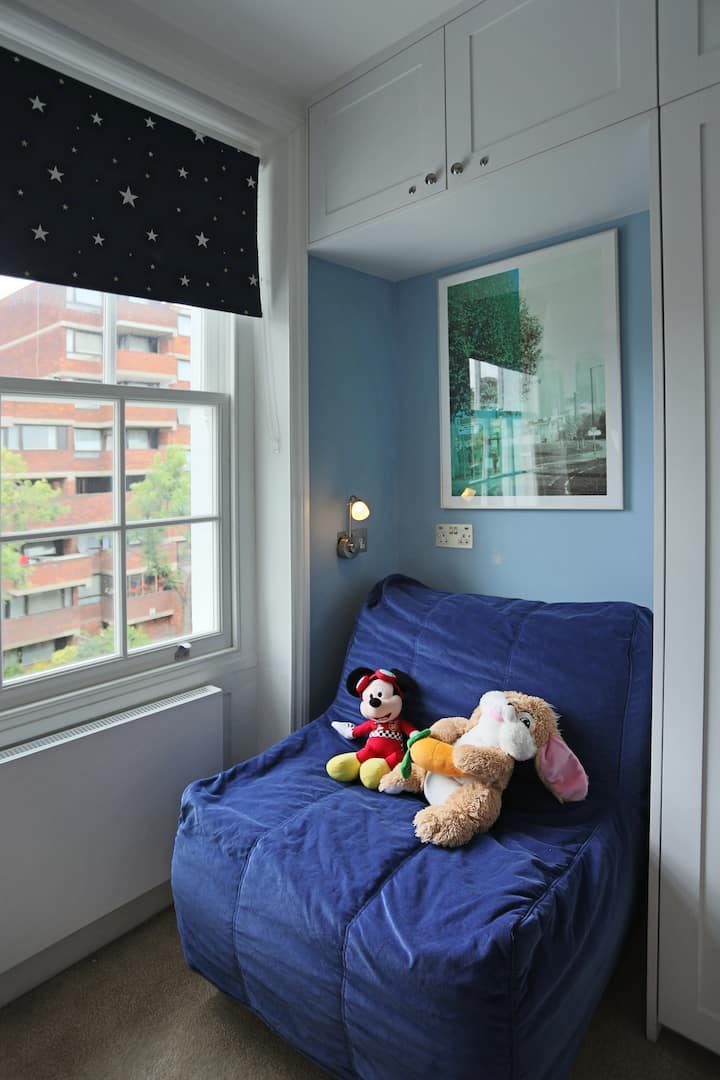 בחדר השינה הקדמי בקומה העליונה (השנייה) יש לא רק מיטת קווין סייז, אלא גם כיסא מיטה.  כאן הוא מקופל .