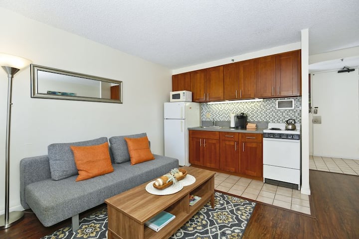 Heart Of Waikiki Walk To Beach With Parking & Pool - Kailua, HI