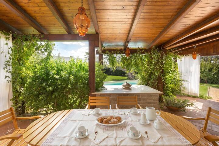 [Villa Paola] Piscina Privata con Ampio Giardino gallery image 3