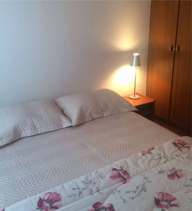 O quarto para hóspedes, com cama de casal
