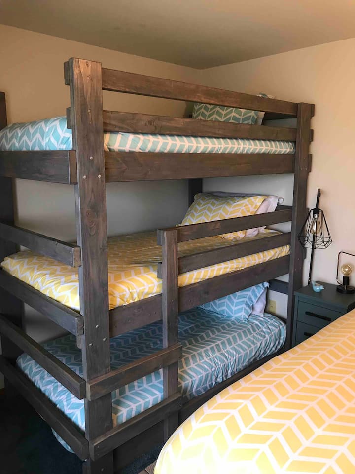 Kitanda cha ghorofa tatu katika chumba cha tatu cha kulala. 