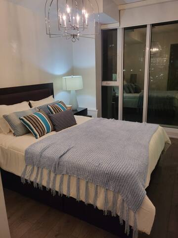 luxurious 3 BR. Apt – Downtown Toronto. gallery image 5