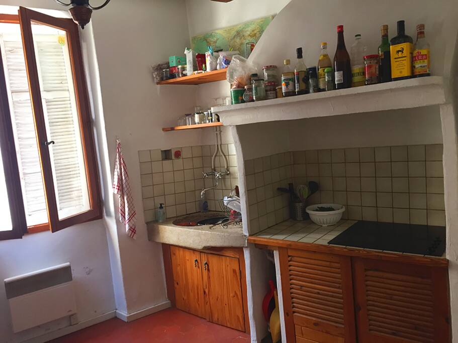 Cuisine équipée (plaques de cuisson électrique, frigo/congélateur, micro-onde, cafetière italienne, "rice-cooker") au style rustique