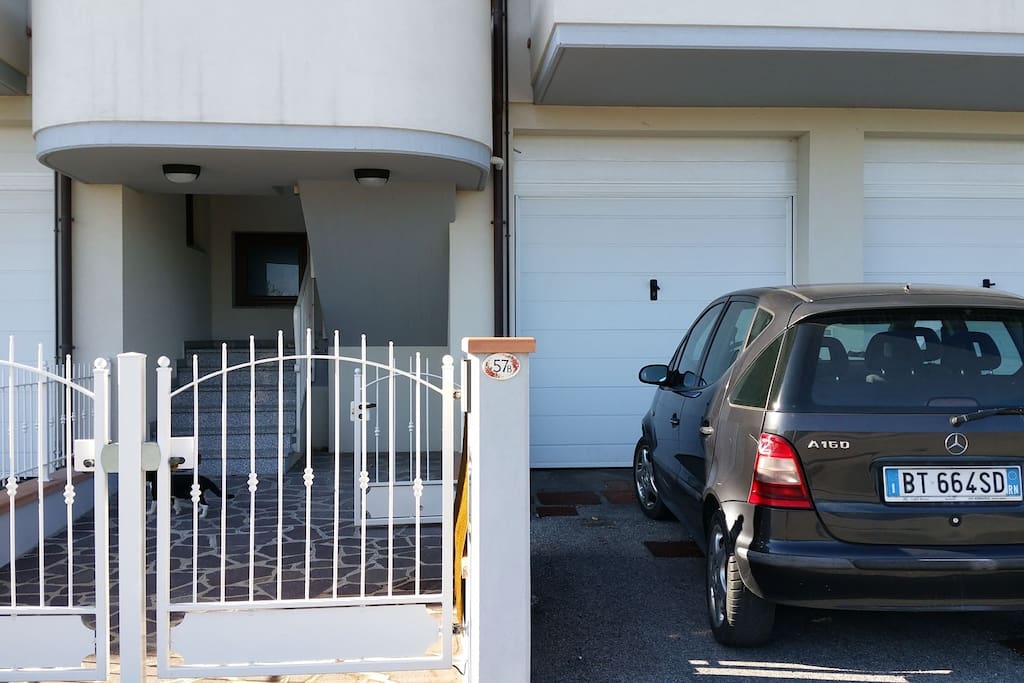 Posto auto esterno fronte garage
Outdoor carpark, infront of the garage