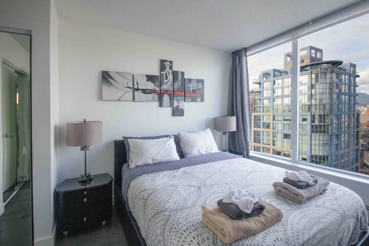 35th floor City/Water views DT Vancouver+Parking! gallery image 2