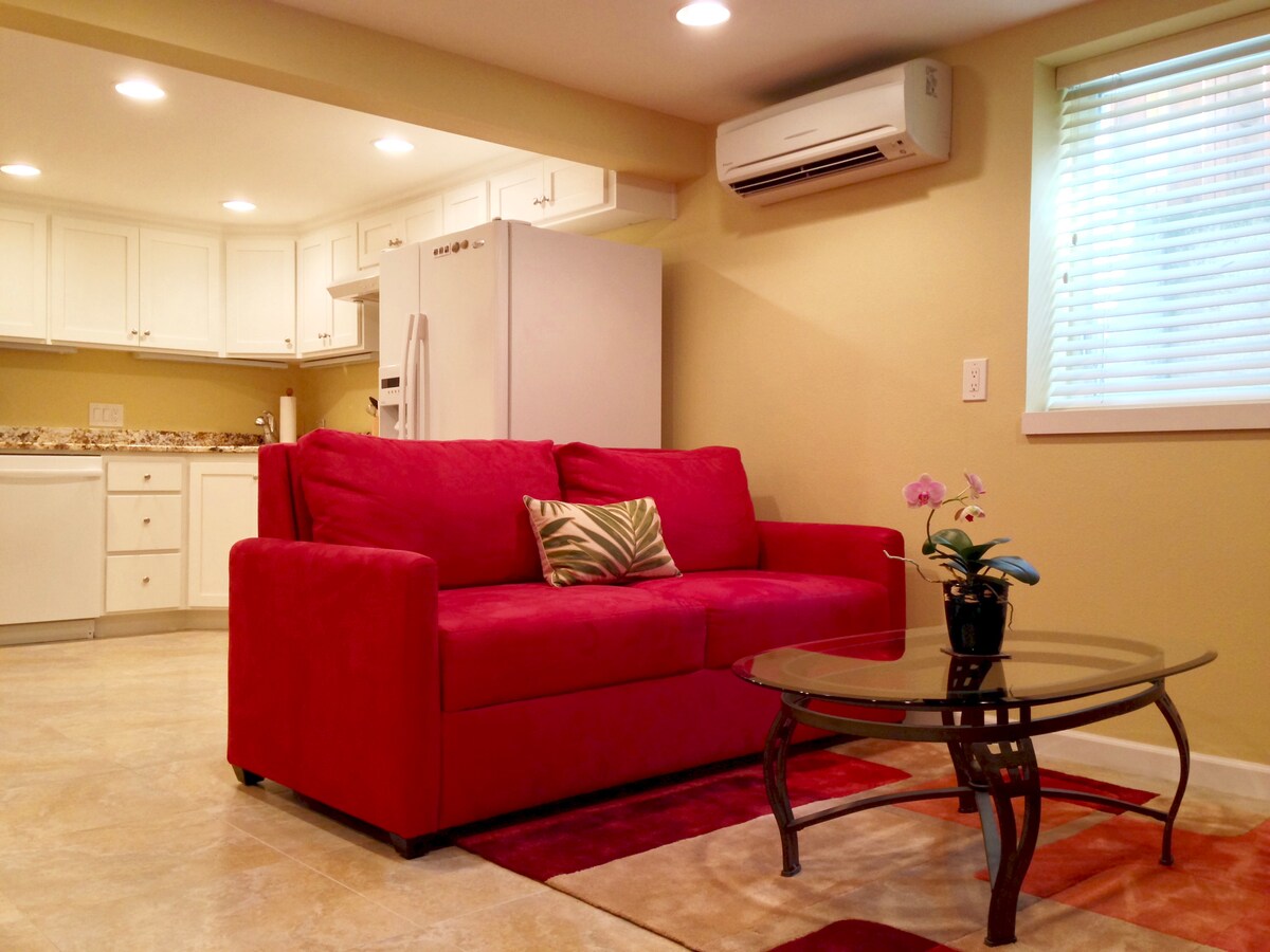 Ghế sofa mở ra thành giường cỡ Queen rất thoải mái, bạn sẽ không tin đó là giường kéo ra.