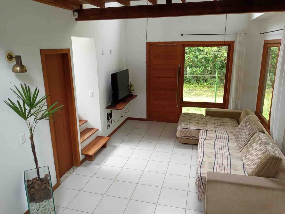 Sebule iliyo na sofa ya sebule.