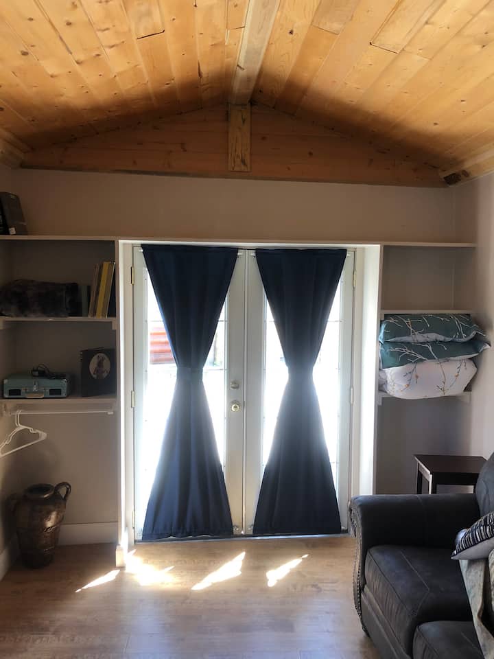 Ostavite malo prirodnog svjetla za privatnost u krilu Crows. Dovoljno prostora za pohranu na policama. 