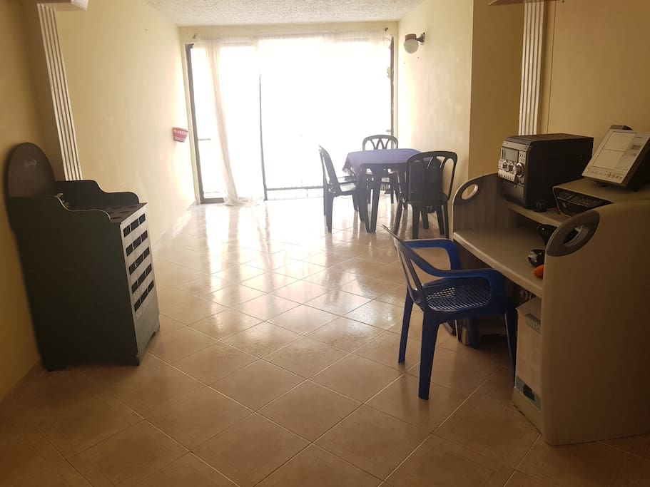 Amplia sala con comedor, escritorio y juegos.