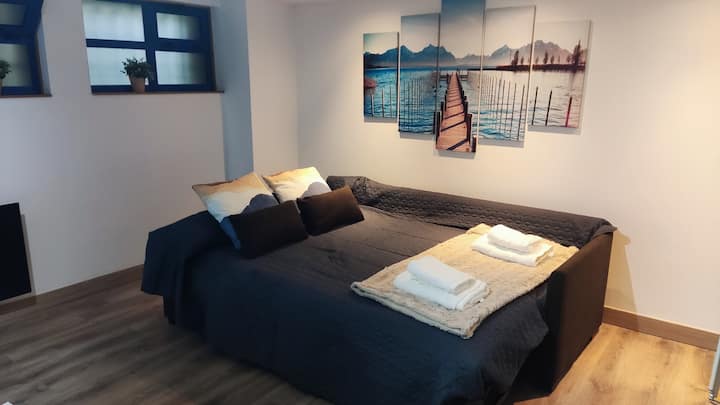 Sofá cama en el SALÓN preparado para el descanso de dos huéspedes