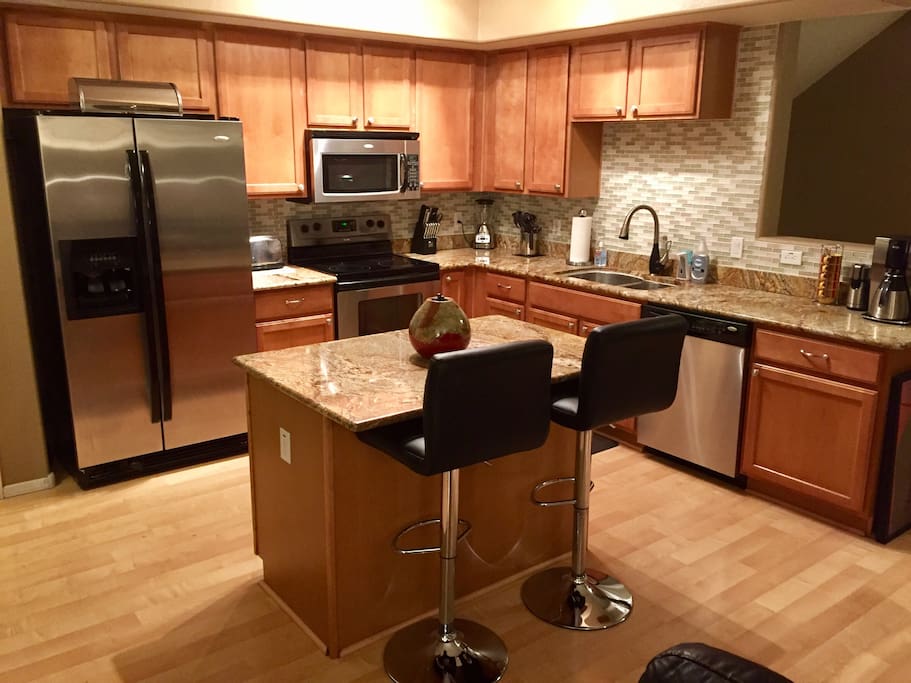 Kitchen with island breakfast bar (seats 2).